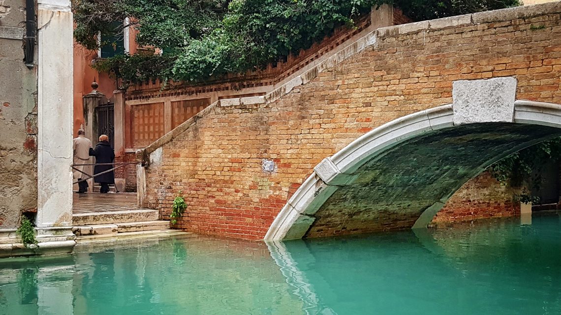 Die Ponte Widmann in Venezia, im Stadtteil Cannaregio mit türkis leuchtendem Wasser im Kanal