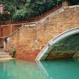 Die Ponte Widmann in Venezia, im Stadtteil Cannaregio mit türkis leuchtendem Wasser im Kanal