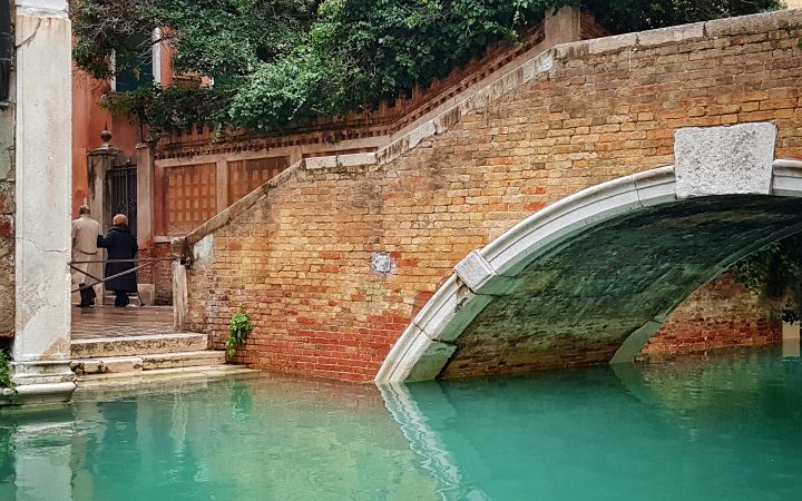 Die Ponte Widmann in Venezia, im Stadtteil Cannaregio mit türkis leuchtendem Wasser im Kanal