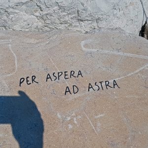 per aspera ad astra steht auf dem Stein der Mole der Insel Albarella