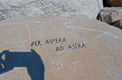 per aspera ad astra steht auf dem Stein der Mole der Insel Albarella