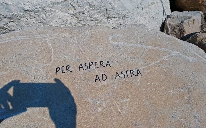 per aspera ad astra steht auf dem Stein der Mole der Insel Albarella