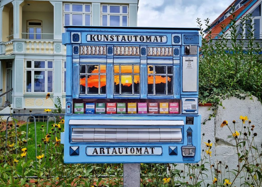 Kunstautomat an der Strandpromenade von Laboe