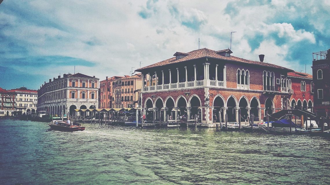 Venezia Mercato di Rialto vom Vaporetto aus gesehen
