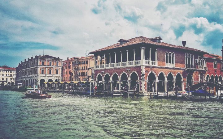 Venezia Mercato di Rialto vom Vaporetto aus gesehen